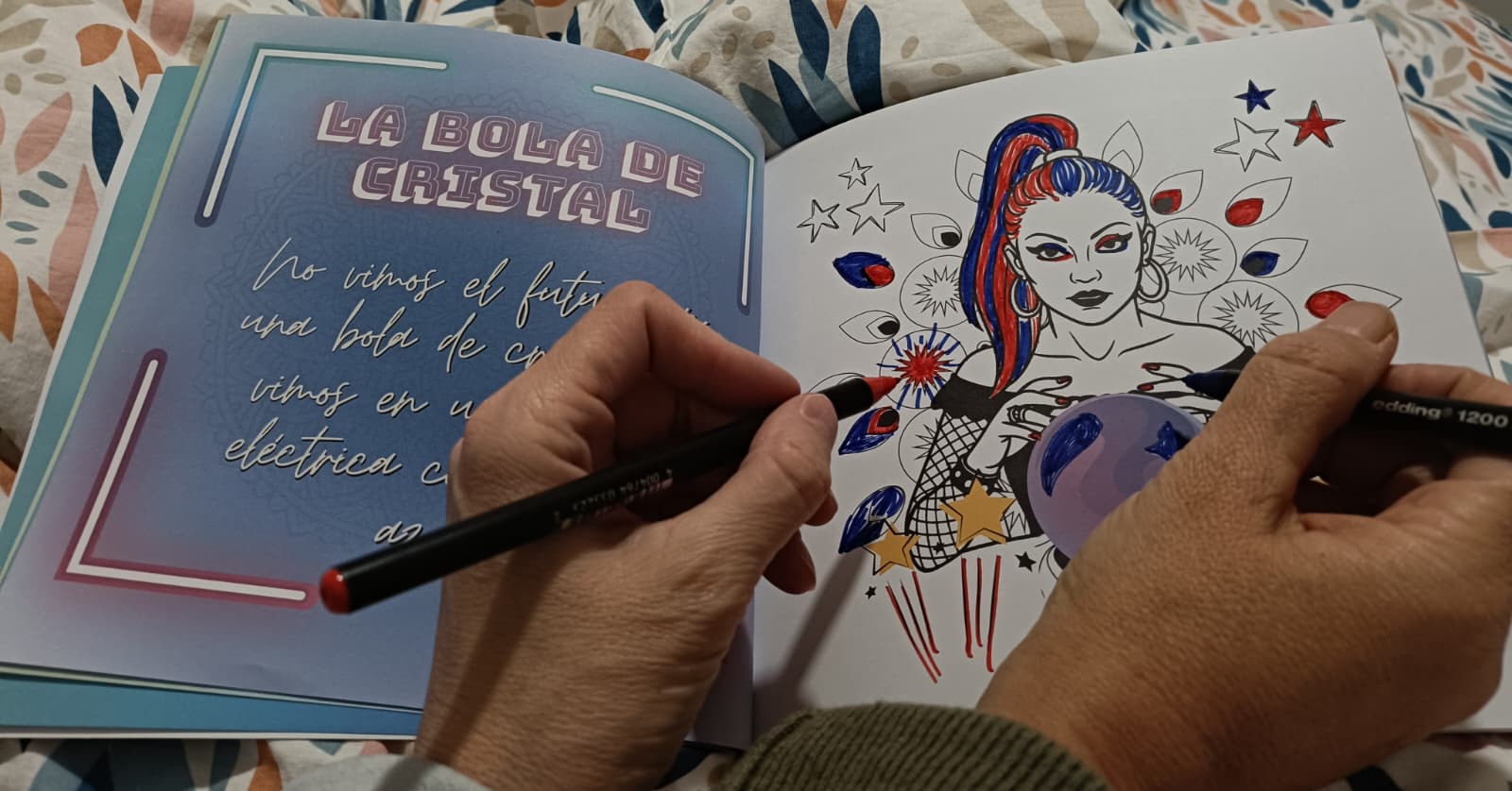 Cliente coloreando mandala años 80 con diseño retro de La Bola de Cristal